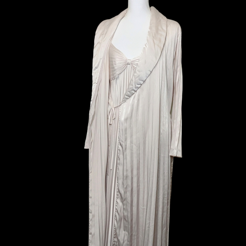 Cabernet Cream Robe - Picture 4 of 12
